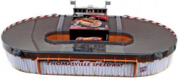 CARS 3 (Auta 3) - Thomasville Speedway (dráha + kufřík) + Lightning McQueen (Blesk)